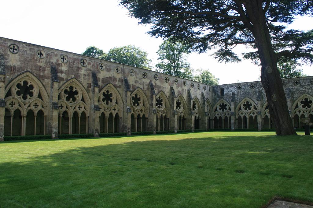 130704-023.JPG - Salisbury, katedrála - ambit